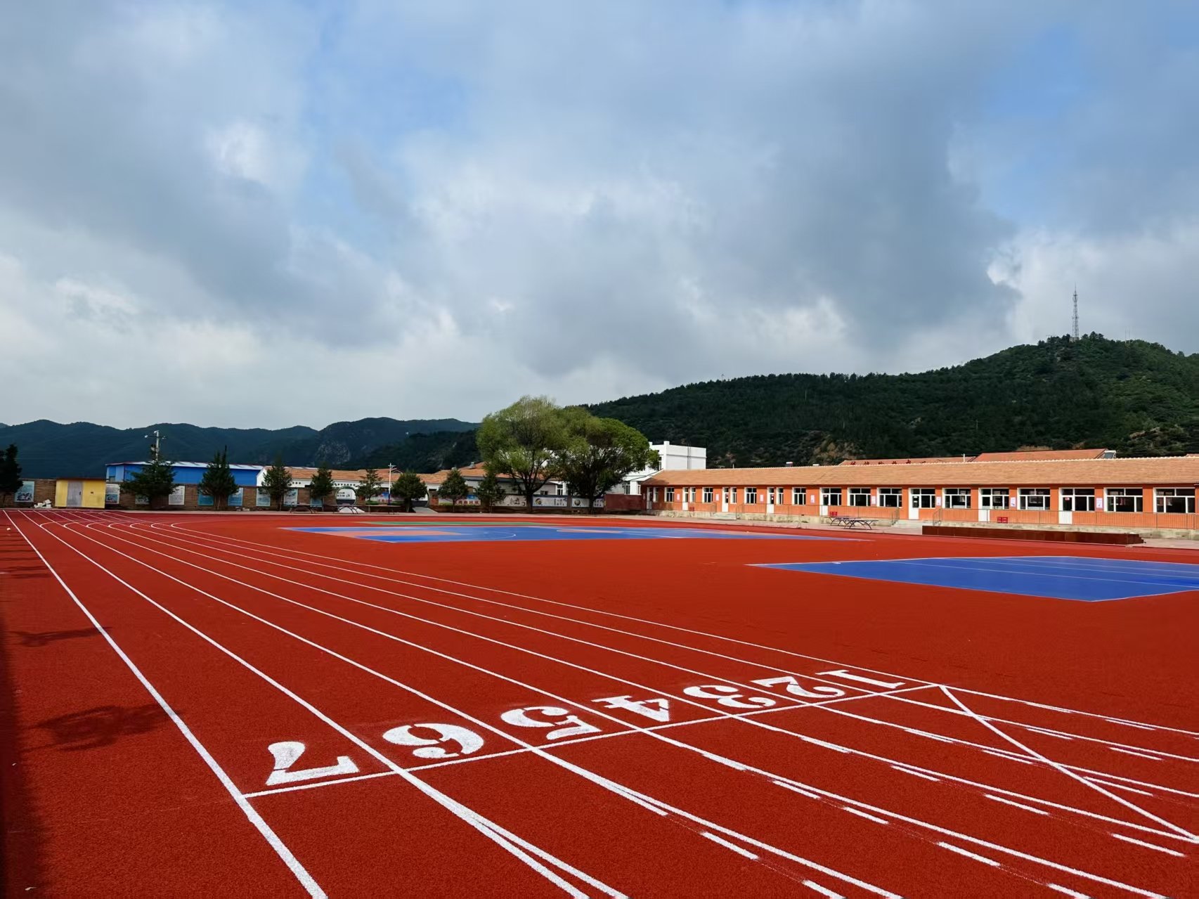 济宁市自结纹塑胶跑道复合型塑胶跑道 - 排名